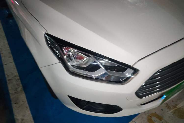 Used Ford Escort 2015 1.5L Automatic Comfort Edition Right Front Headlight