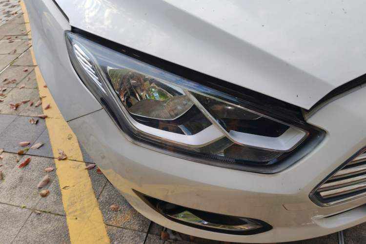 Used Ford Escort 2015 1.5L Automatic Fashion Model Right Front Headlight