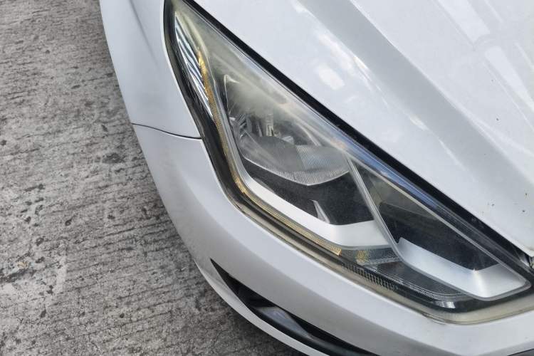 Used Ford Escort 2015 1.5L Automatic Fashion Model Right Front Headlight