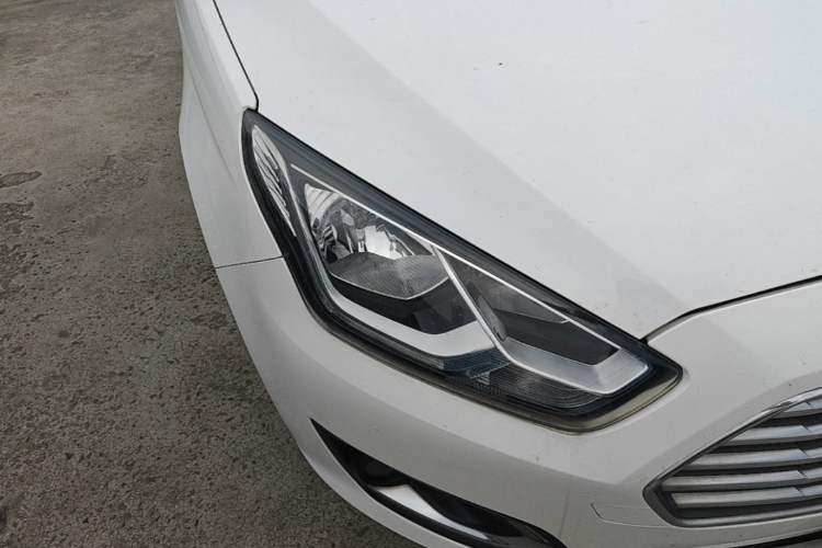 Used Ford Escort 2015 1.5L Manual Fashion Edition Right Front Headlight