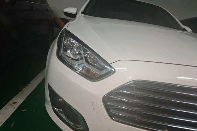 Used Ford Escort 2015 1.5L Automatic Fashion Model Right Front Headlight