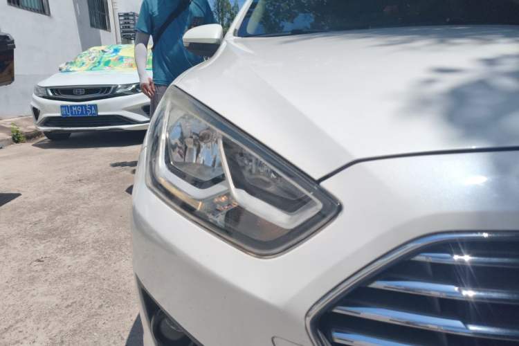 Used Ford Escort 2015 1.5L Automatic Comfort Edition Right Front Headlight