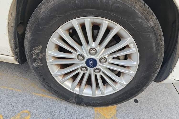 Used Ford Escort 2015 1.5L Automatic Comfort Edition Right Front Wheel Hub