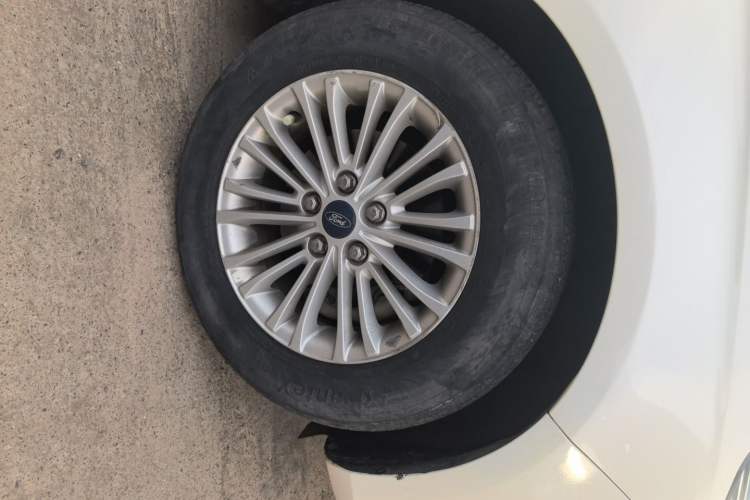 Used Ford Escort 2015 1.5L Automatic Comfort Edition Right Front Wheel Hub