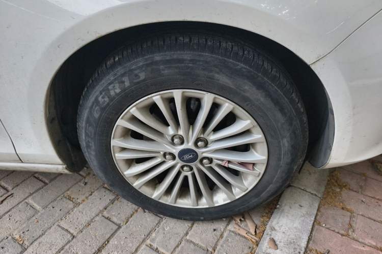 Used Ford Escort 2015 1.5L Manual Comfort Model Right Front Wheel Hub