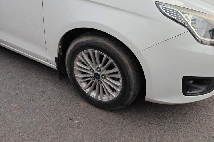Used Ford Escort 2015 1.5L Manual Comfort Model Right Front Wheel Hub