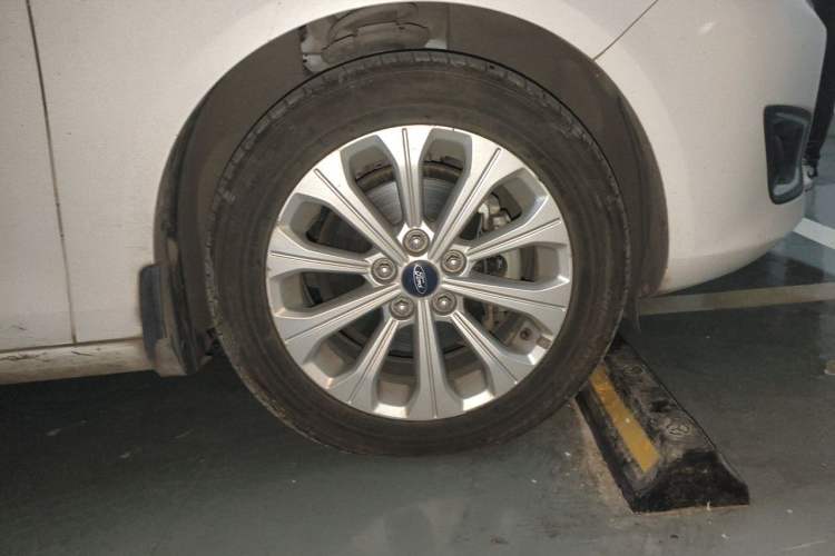 Used Ford Escort 2015 1.5L Automatic Fashion Model Right Front Wheel Hub