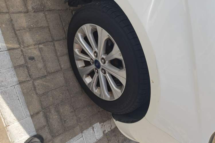 Used Ford Escort 2015 1.5L Manual Fashion Edition Right Front Wheel Hub