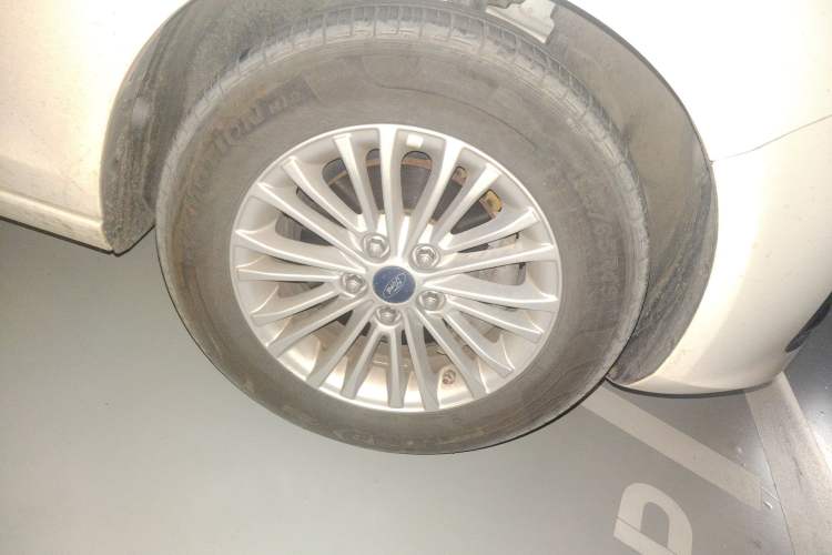 Used Ford Escort 2015 1.5L Manual Comfort Model Right Front Wheel Hub
