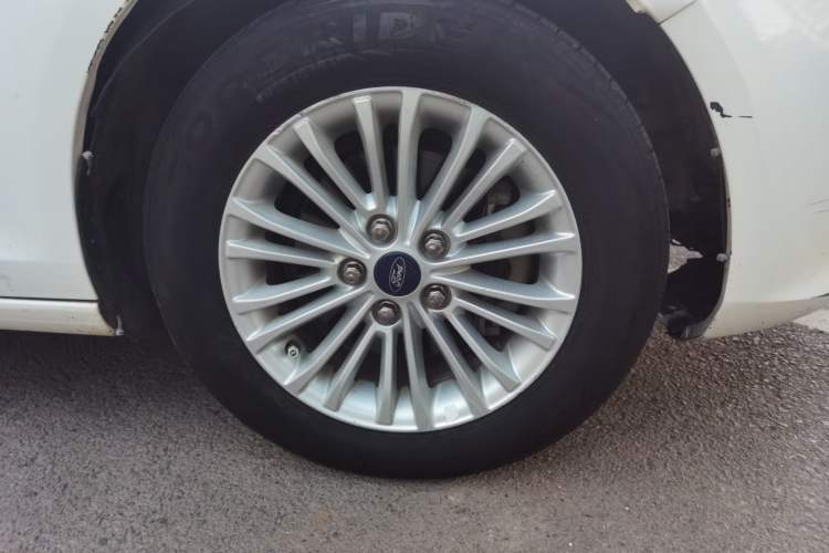 Used Ford Escort 2015 1.5L Manual Comfort Model Right Front Wheel Hub