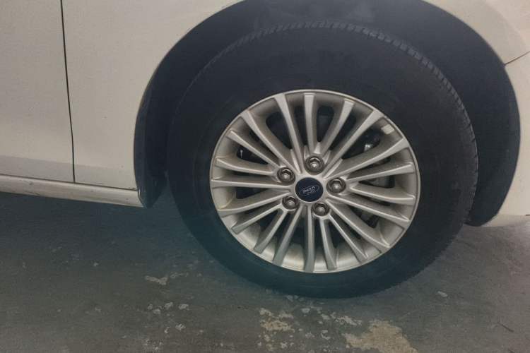Used Ford Escort 2015 1.5L Automatic Comfort Edition Right Front Wheel Hub