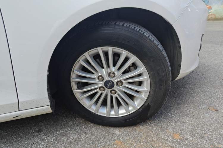 Used Ford Escort 2015 1.5L Automatic Comfort Edition Right Front Wheel Hub
