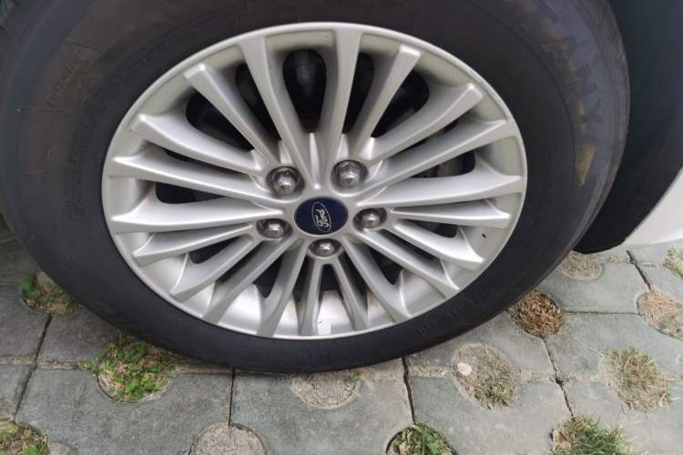 Used Ford Escort 2015 1.5L Automatic Comfort Edition Right Front Wheel Hub