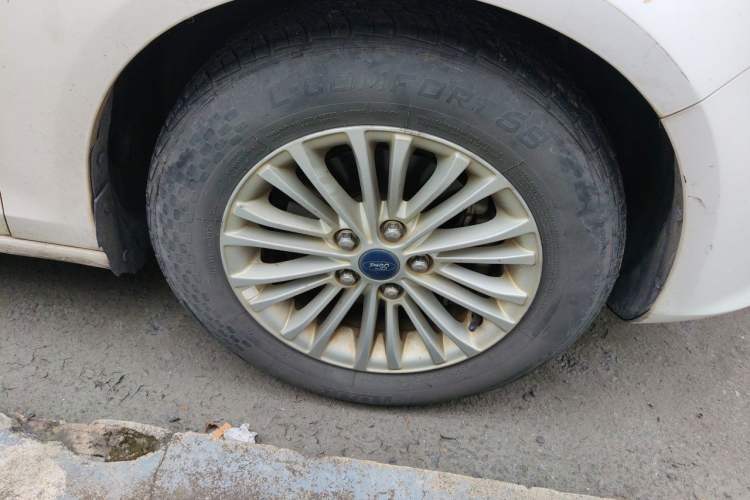 Used Ford Escort 2015 1.5L Manual Comfort Model Right Front Wheel Hub