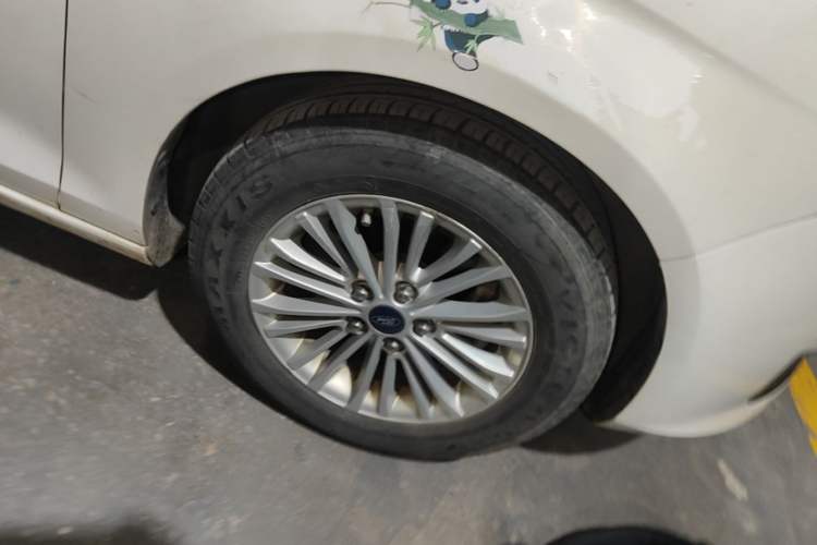 Used Ford Escort 2015 1.5L Automatic Comfort Edition Right Front Wheel Hub