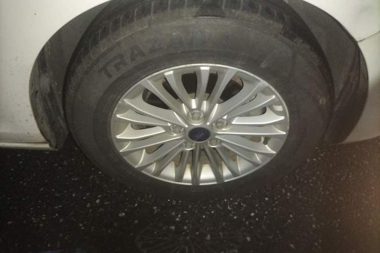 Used Ford Escort 2015 1.5L Automatic Comfort Edition Right Front Wheel Hub