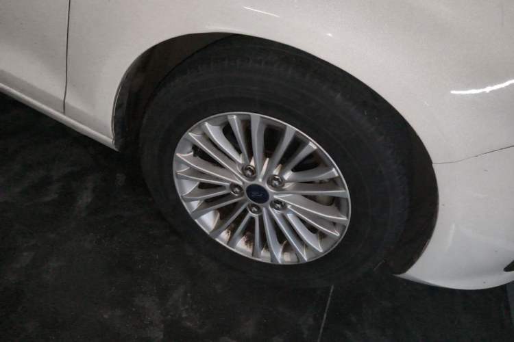Used Ford Escort 2015 1.5L Automatic Comfort Edition Right Front Wheel Hub