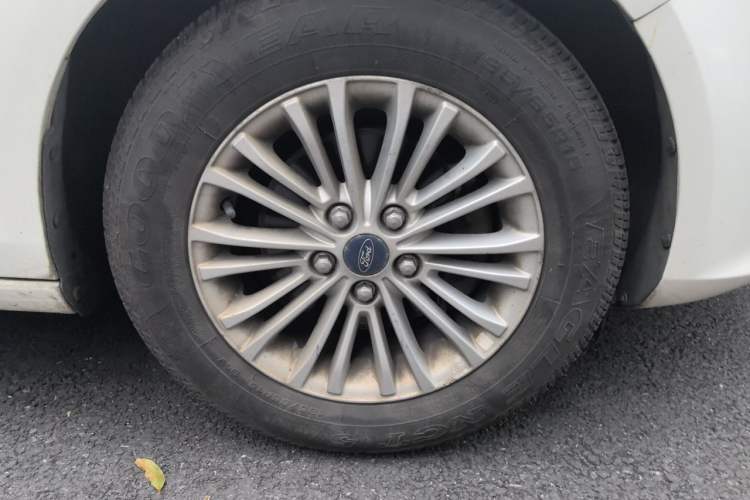 Used Ford Escort 2015 1.5L Manual Comfort Model Right Front Wheel Hub