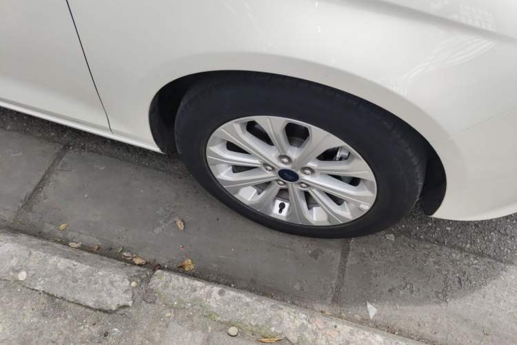 Used Ford Escort 2015 1.5L Automatic Fashion Model Right Front Wheel Hub