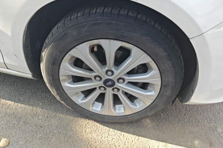 Used Ford Escort 2015 1.5L Automatic Fashion Model Right Front Wheel Hub