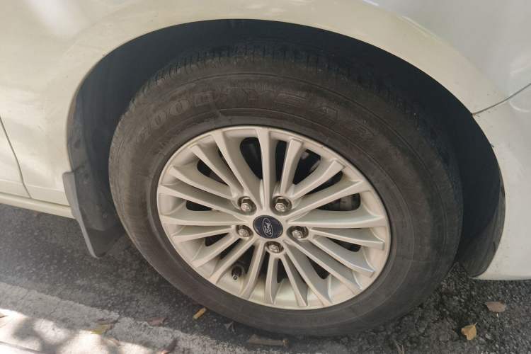 Used Ford Escort 2015 1.5L Automatic Comfort Edition Right Front Wheel Hub