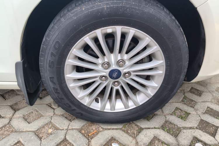Used Ford Escort 2015 1.5L Automatic Comfort Edition Right Front Wheel Hub