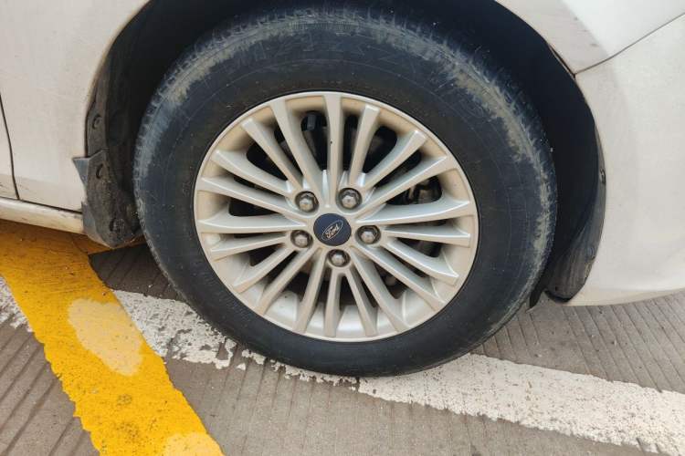 Used Ford Escort 2015 1.5L Automatic Comfort Edition Right Front Wheel Hub