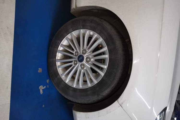 Used Ford Escort 2015 1.5L Manual Comfort Model Right Front Wheel Hub