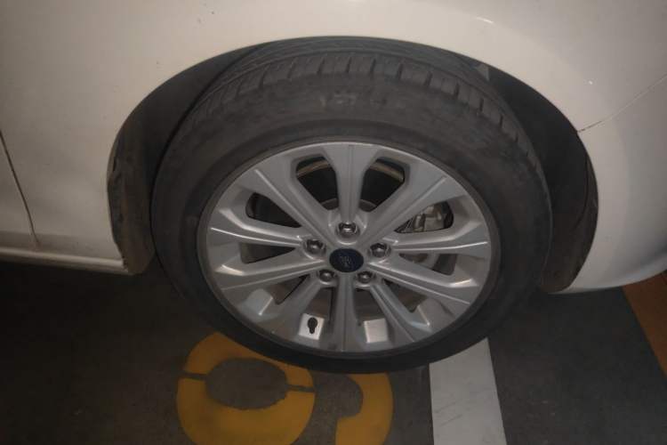 Used Ford Escort 2015 1.5L Automatic Comfort Edition Right Front Wheel Hub