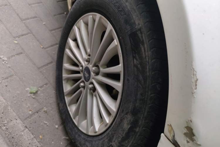 Used Ford Escort 2015 1.5L Manual Comfort Model Right Front Wheel Hub