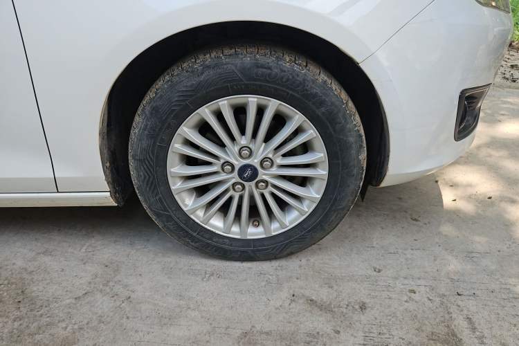 Used Ford Escort 2015 1.5L Automatic Comfort Edition Right Front Wheel Hub