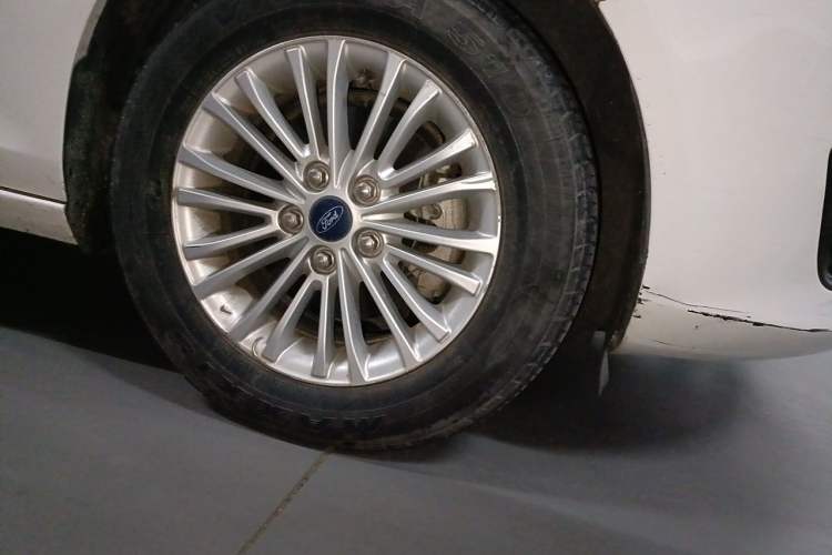 Used Ford Escort 2015 1.5L Manual Comfort Model Right Front Wheel Hub