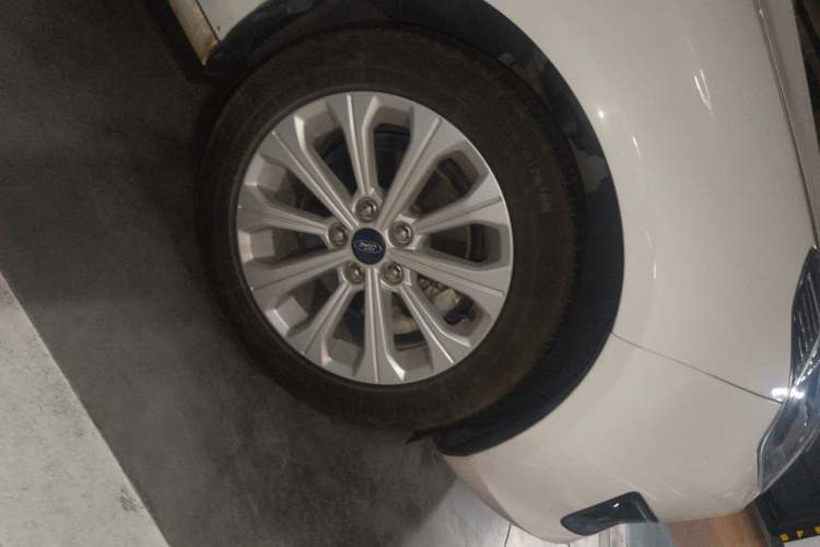 Used Ford Escort 2015 1.5L Automatic Fashion Model Right Front Wheel Hub