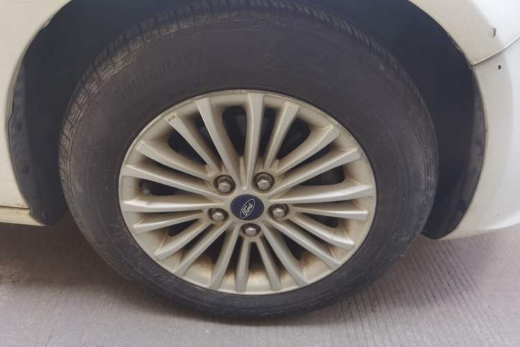 Used Ford Escort 2015 1.5L Manual Comfort Model Right Front Wheel Hub
