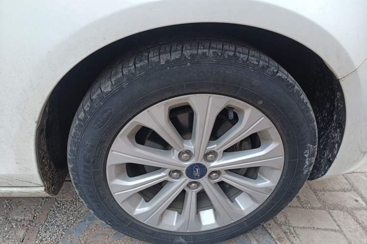Used Ford Escort 2015 1.5L Automatic Fashion Model Right Front Wheel Hub