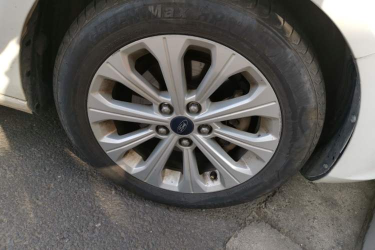 Used Ford Escort 2015 1.5L Manual Fashion Edition Right Front Wheel Hub