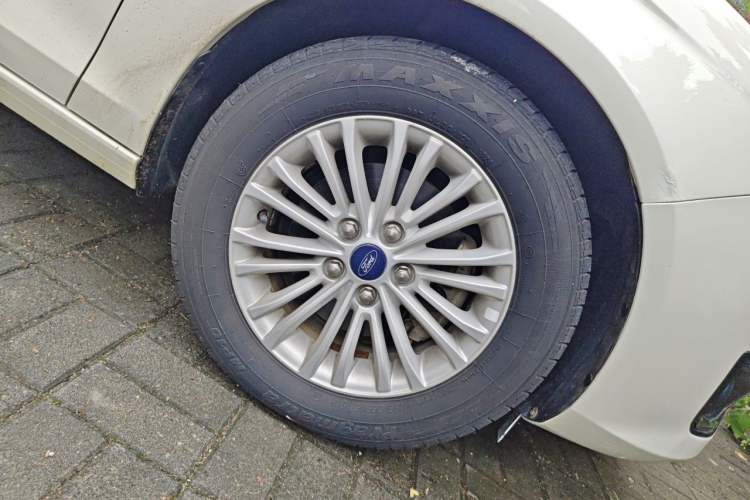 Used Ford Escort 2015 1.5L Manual Comfort Model Right Front Wheel Hub