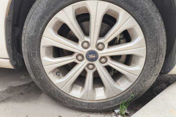 Used Ford Escort 2015 1.5L Automatic Fashion Model Right Front Wheel Hub