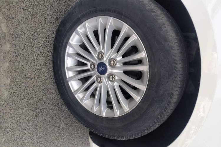 Used Ford Escort 2015 1.5L Automatic Comfort Edition Right Front Wheel Hub