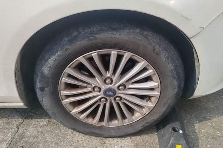 Used Ford Escort 2015 1.5L Manual Comfort Model Right Front Wheel Hub