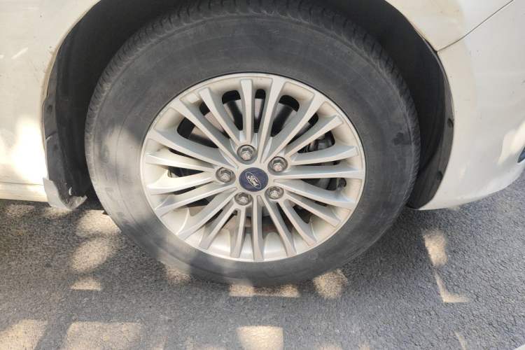 Used Ford Escort 2015 1.5L Manual Comfort Model Right Front Wheel Hub