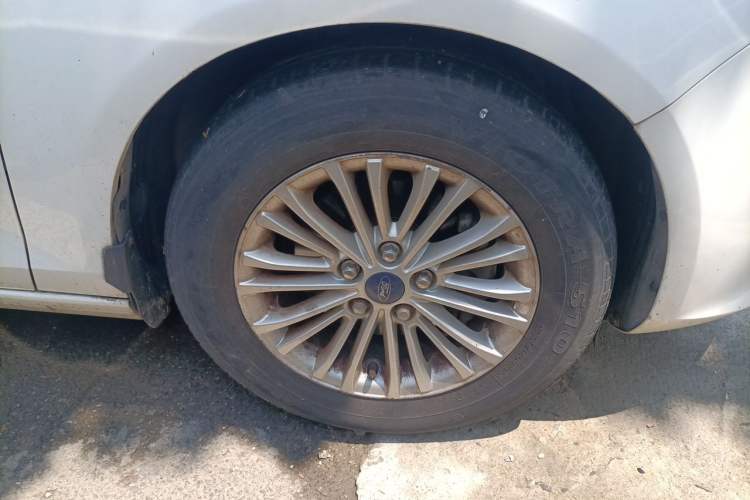Used Ford Escort 2015 1.5L Automatic Comfort Edition Right Front Wheel Hub