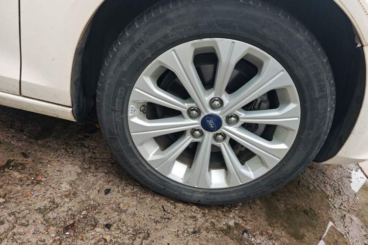 Used Ford Escort 2015 1.5L Manual Fashion Edition Right Front Wheel Hub