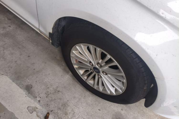 Used Ford Escort 2015 1.5L Automatic Comfort Edition Right Front Wheel Hub
