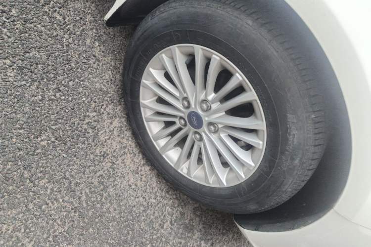 Used Ford Escort 2015 1.5L Automatic Comfort Edition Right Front Wheel Hub