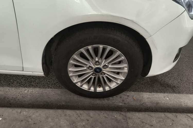 Used Ford Escort 2015 1.5L Automatic Comfort Edition Right Front Wheel Hub