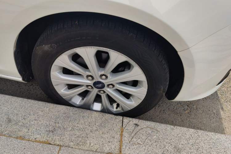 Used Ford Escort 2015 1.5L Automatic Fashion Model Right Front Wheel Hub