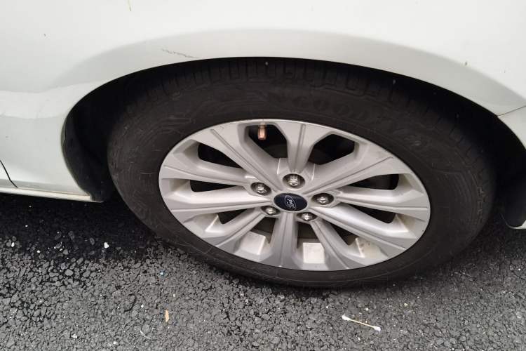 Used Ford Escort 2015 1.5L Automatic Fashion Model Right Front Wheel Hub