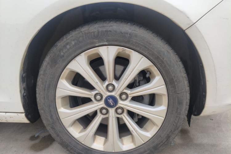 Used Ford Escort 2015 1.5L Manual Fashion Edition Right Front Wheel Hub