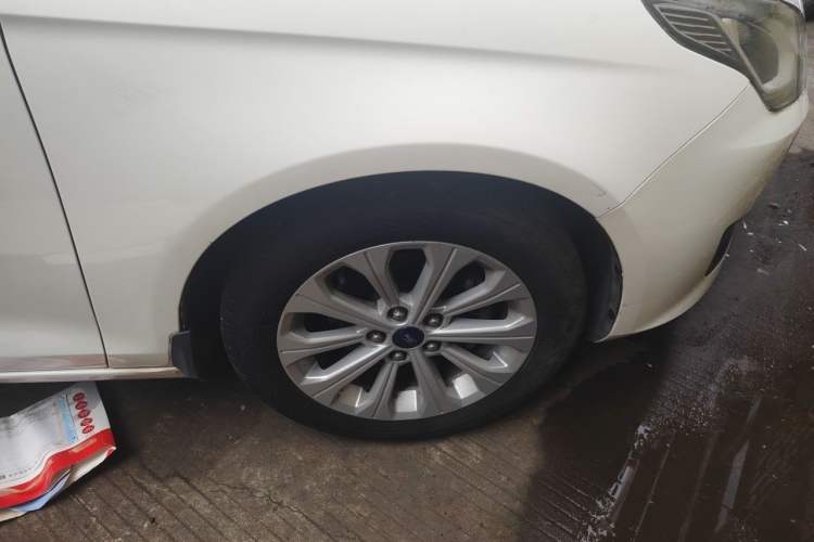 Used Ford Escort 2015 1.5L Automatic Fashion Model Right Front Wheel Hub